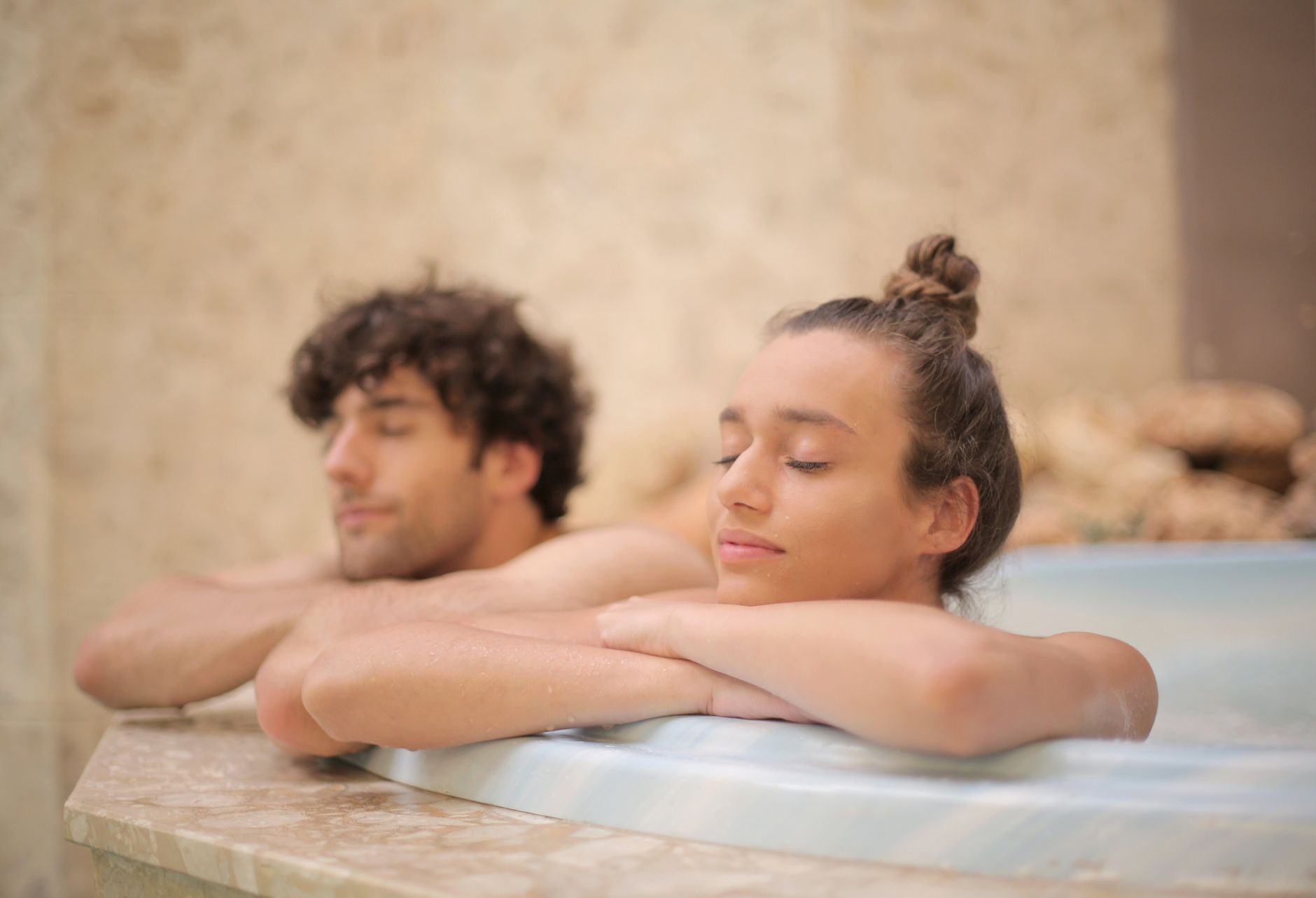 Para relaksuje się w wspólnej kąpieli w hotelowym SPA