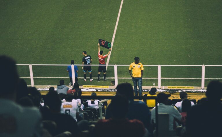 Zmiana zawodnika podczas meczu piłkarskiego na stadionie